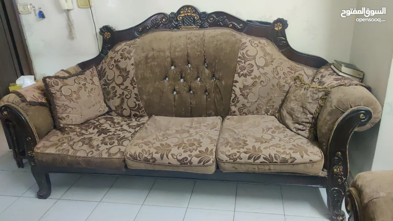 طقم كنب شبه جديد للبيع بسعر مغري جدا خشب قوي