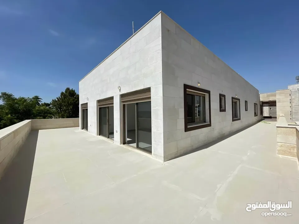 شقة طابقية (سكن خاص) للبيع بإطلالة (بانارومية) وجميلة جداً على السيتي مول وحدائق الحسين وقرب مكة مول