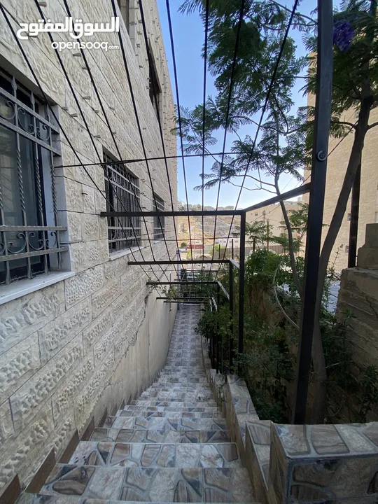 فرصة استثمارية وسكنية مميزة في ماركا الجنوبية – عمّان ( بيت مع ثلاث محلات للبيع )