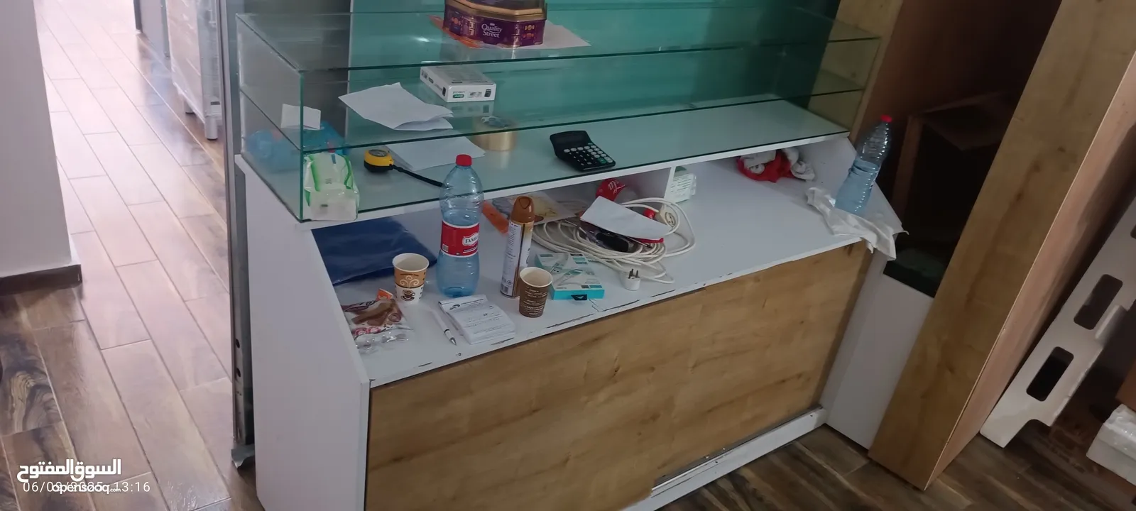 اثاث مكتب كاونتر خشب مع زجاج ولوح تعليق محل اتصالات للبيع