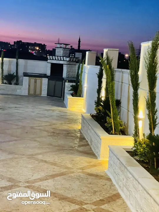 فلل فخمة للبيع الراهبات خلف محطة المناصير مقابل مطعم الطياره مساحة 400 متر طابقين الروف جديد مع مطبخ