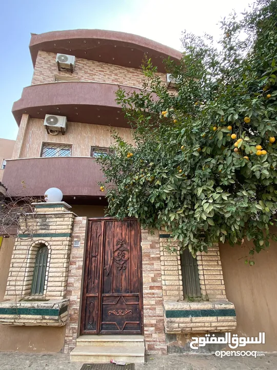 منزل  فيلا للايجار في طريق الشوك متكون من 3 طوابق لاستفسار