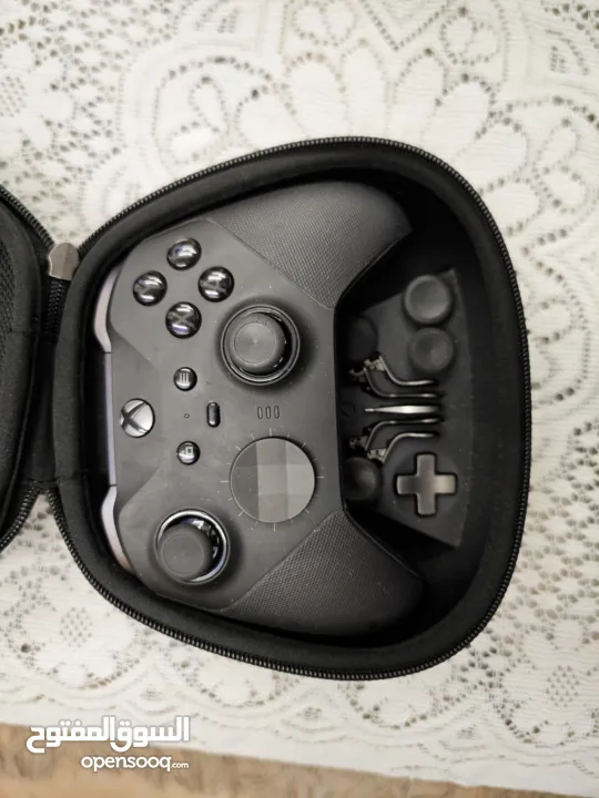 Xbox series X مع سماعت RAZER KAIRA FOR XBOXمع ايد Xbox Elite Wireless Controller Series 2 مع ادتين