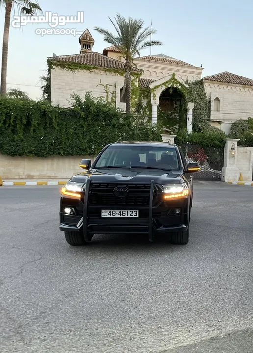 Land Cruiser 2011 محول 2020  (Black edition)