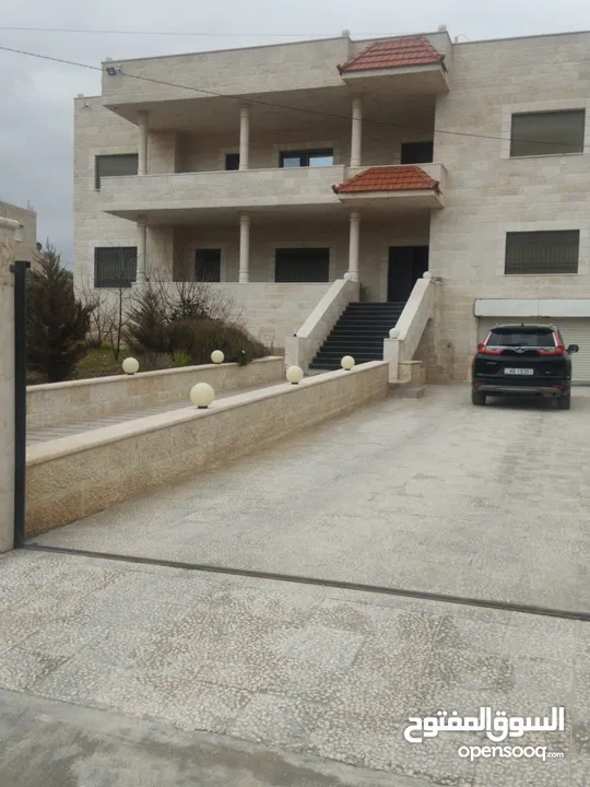 بيت مستقل  4 غرف نوم ماستر روم 4 واجهات حجر بلكونات صالات كراج خزان ماء تدفئه سور حديقه عزل اطلاله ح