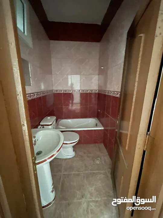 عمارة خمس شقق ومخزنين للبيع بسعر مغري
