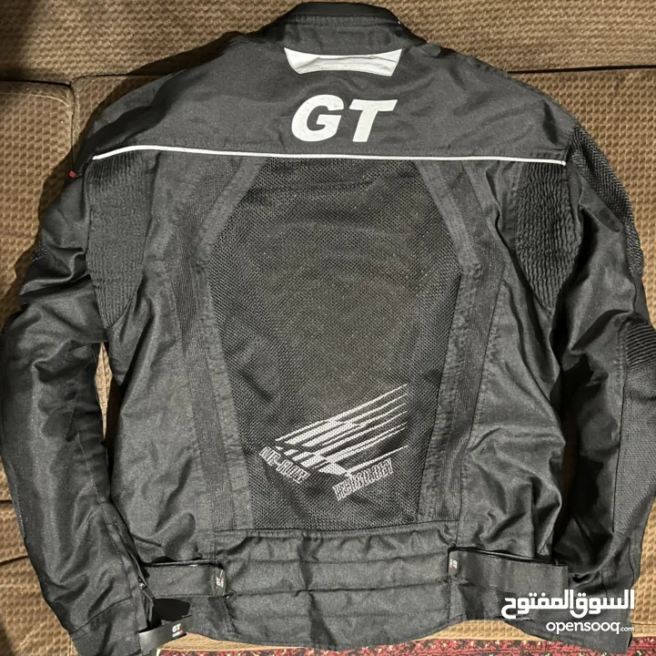 جكيت دراجة نارية عدد 2 الاسود حجم xl صيفي + شتوي الجكيت الاسود و احمر حجم xs صيفي طبعن بحالة نظيفة