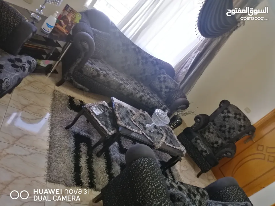 غرفه ضيوف 7 مقاعد بحاله جيده جدا مع الطاولات و البرداي للبيع