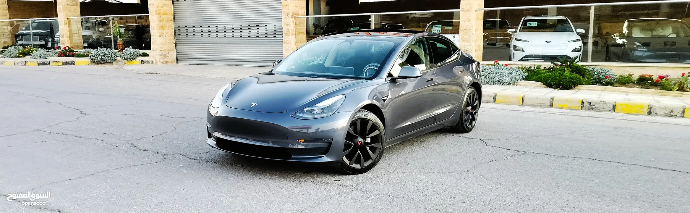 تيسلا 2023 MODEL 3 فحص كامل 4 جـيـد ممشى قليل 20 الف بحالة الوكالة لون فيراني مميز بسعر محرووق ولقطة