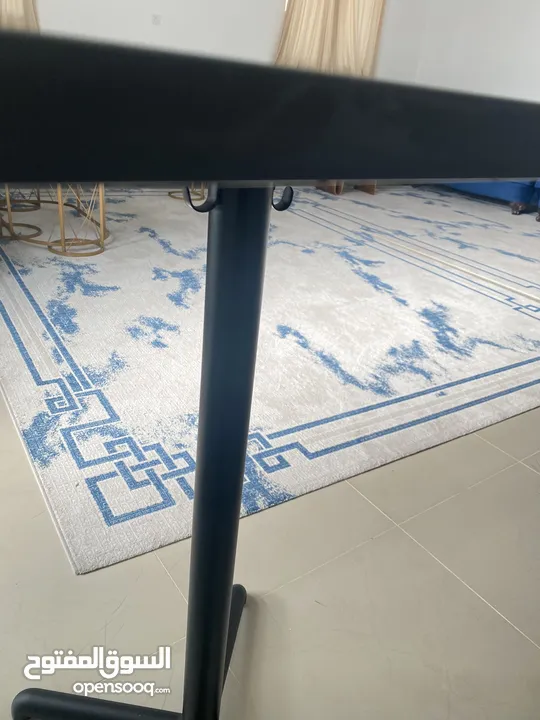 طاولة مع كرسي