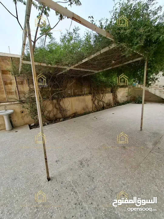 شقة فارغة - الرابية - 4نوم - 225م - حديقة - قرب الخدمات العامة - موقع هادئ ومميز