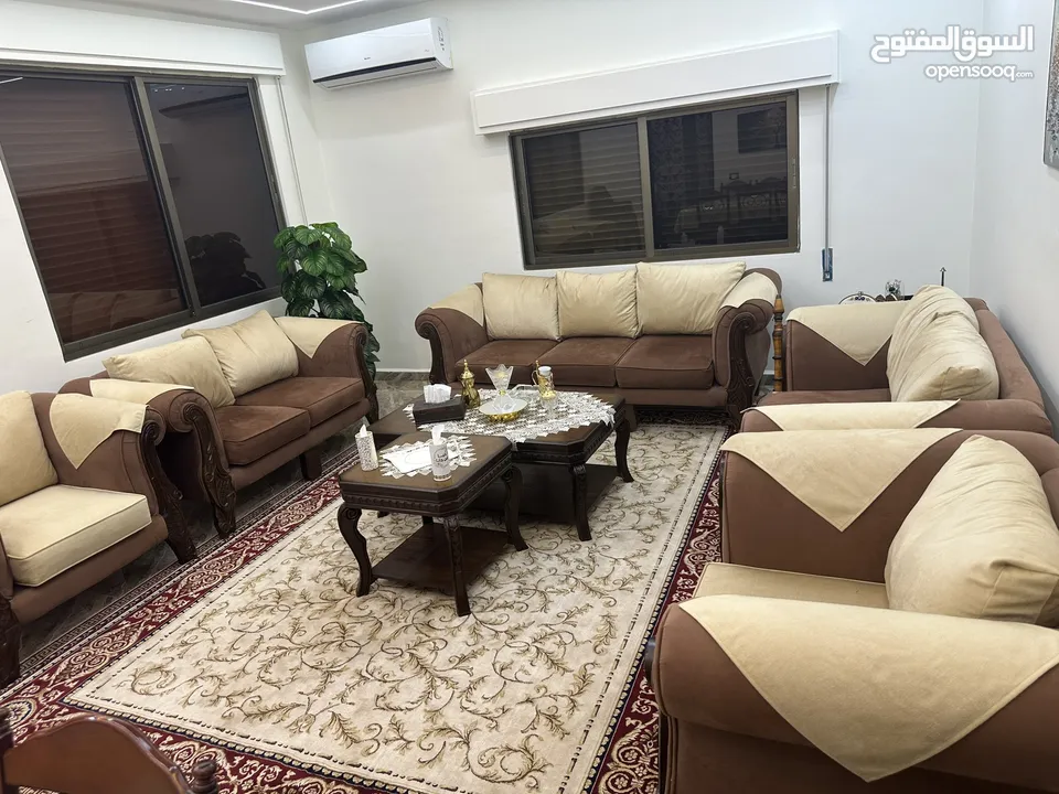 طقم كنب فاخر مستعمل شبه وكاله 9 مقاعد