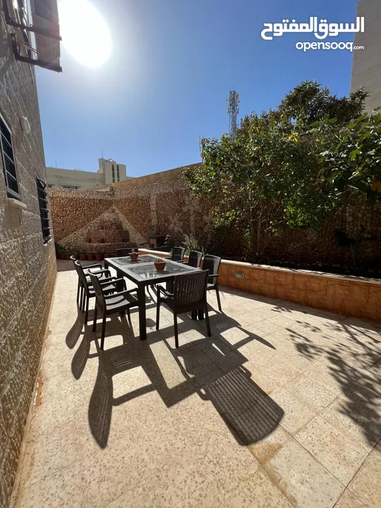 شقه في حي ابو الراغب 203 م مع حديقه مساحة 180 م تقريبا
