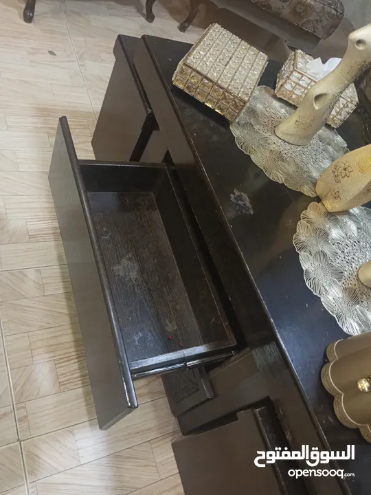 طاولات وسط 1 حجم كبير معها 4 سيرفيس 2 كبير و 2 صغير