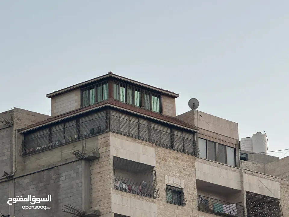 روف طبقتين بمساحة 180 متر مربع بموقع مميز  مع بئر مياه خاص بالروف واشتراك مياه وكهرباء بمدينة الخليل