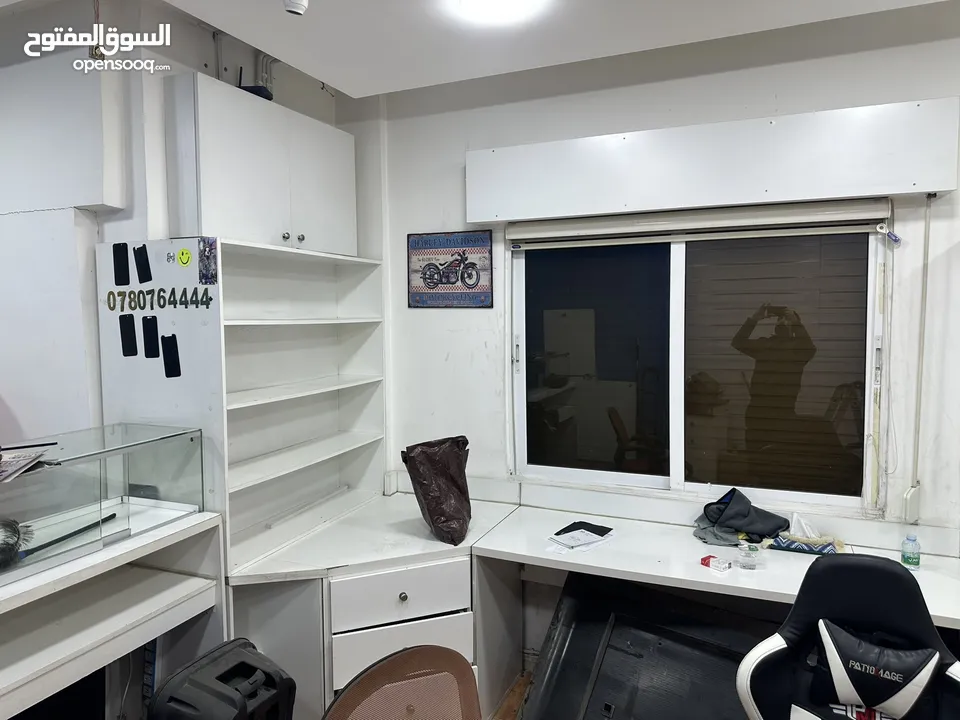 ديكور محل صيانة عبارة عن الواح تعليق بترينة عرض خشب وقزاز رفوف خزائن بحالة الوكالة للبيع بسعر ممتاز