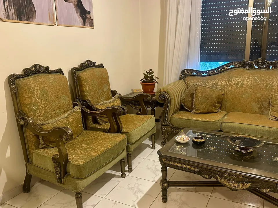 غرفة ضيوف مع طاولات