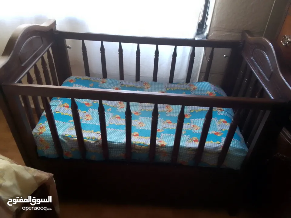 تخت اطفال خشب بني اللون مع الفرشة