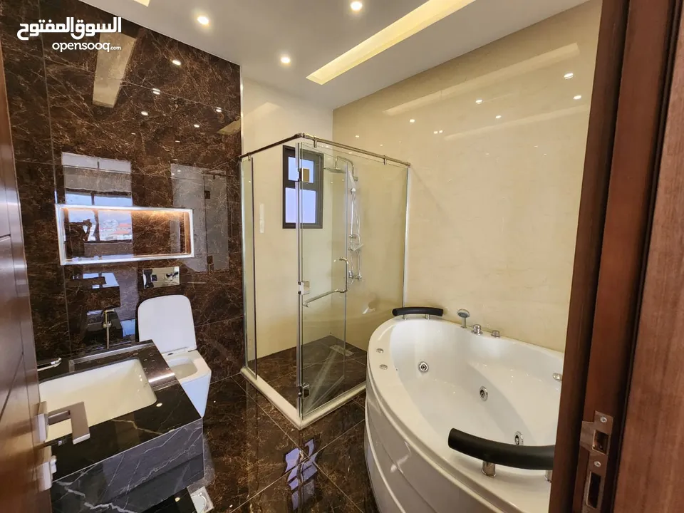 شقة طابقية للبيع في حي الصحابة - ref : 14579