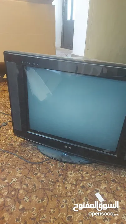 طقم كورنر بحال جيده وسرير تخت فندقي وتلفزيون صغير