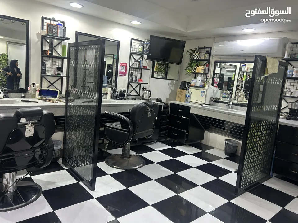 صالون رجالي للبيع بمعداته السعر قابل للتفاوض