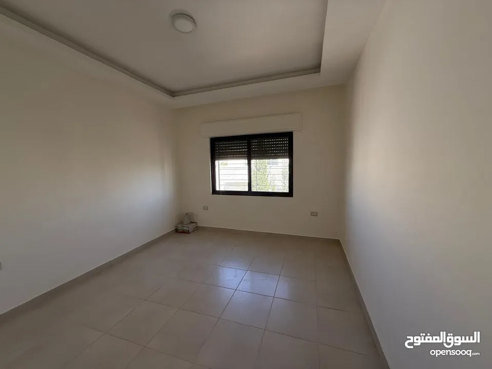 شقة طابق ثالث مطبخ راكب وخزانة حائط