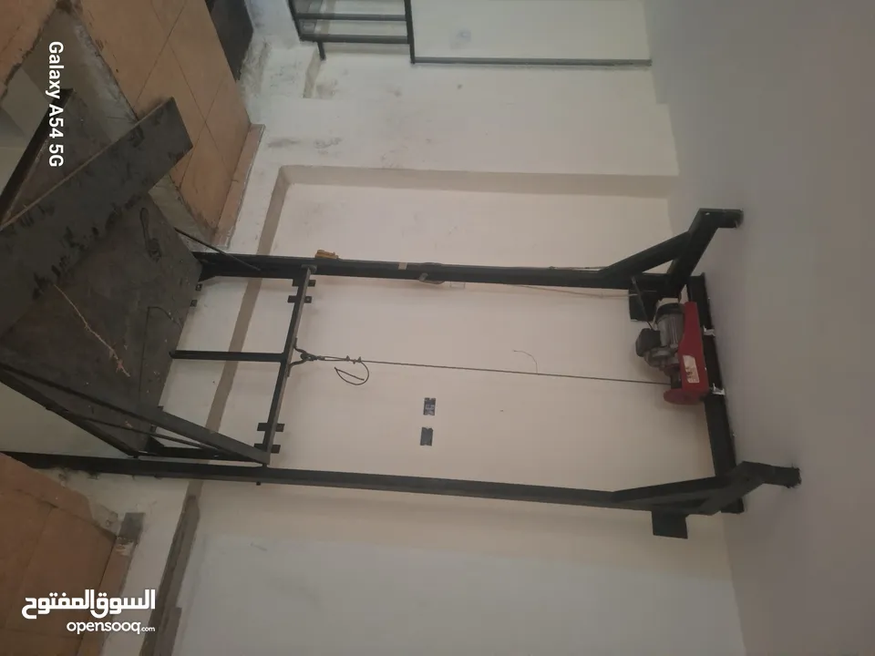مصعد صناعي من 500 كغم  _ 1000 كغم شغال بحاله جيده استعمال خفيف/وتربين إيطالي 10حصان بحاله جيدة.