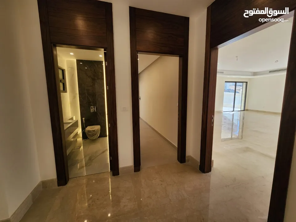 شقة طابقية فاخرة للبيع في عبدون  ref : 14385
