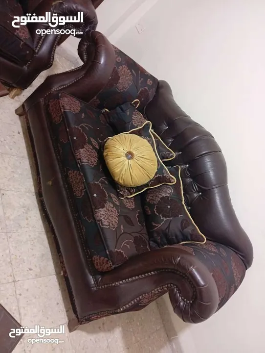 كنب للبيع مع الطاولات