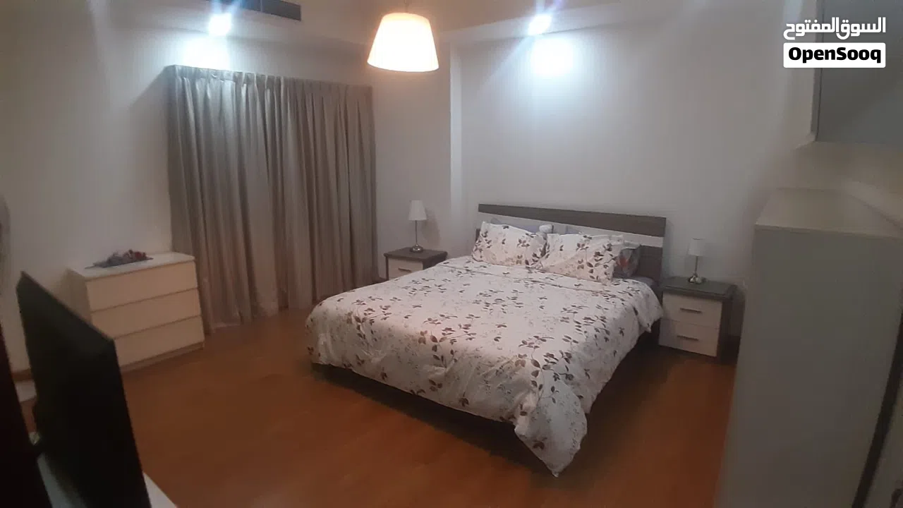 شقة كبيرةمفروشه في الجفيرمن غرفتين تملك حر للبيع