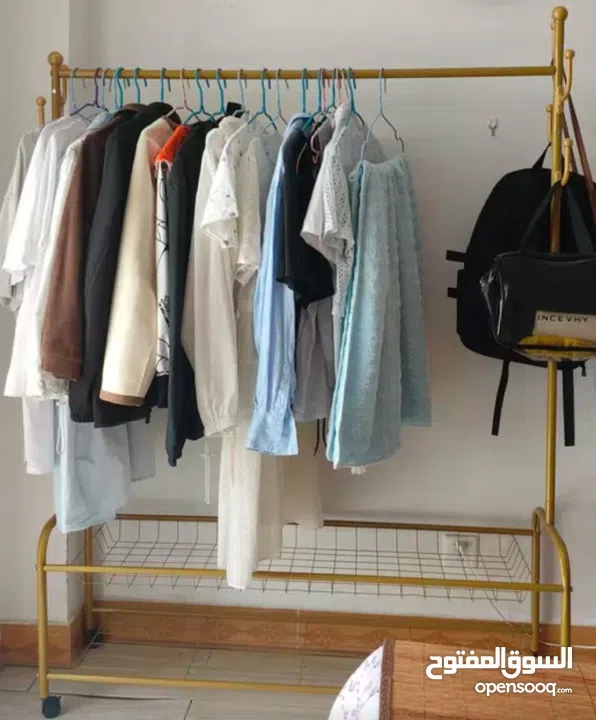 ستاند الملابس الذهبي   رَتّب غرفتك وعِش أجواء الفخامة   علّق الجواكت والفساتين بكل أريحية