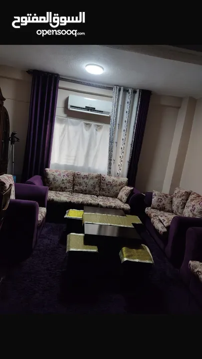 طقم كنب  و طاولة وسط و برداي و سجاد بحالة جيدة