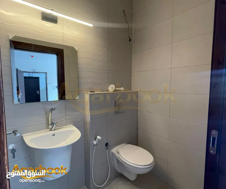 شقة مميزة للبيع في عين منجد