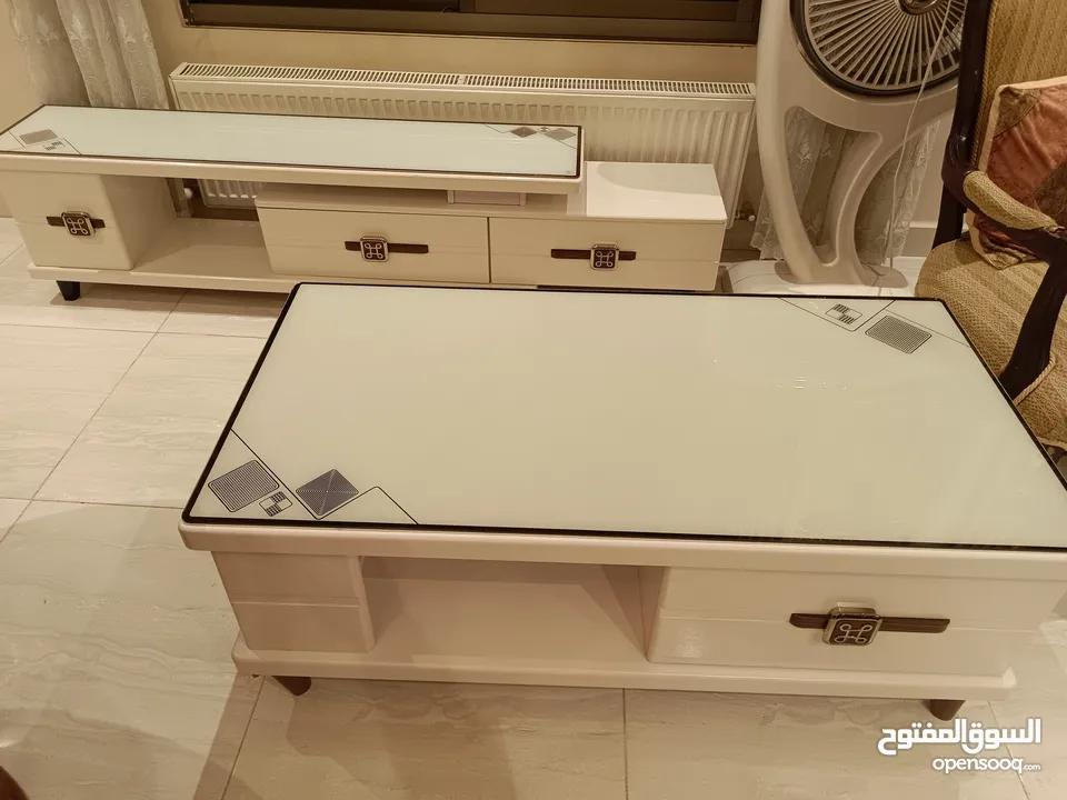 طاوله وسط وطاوله تلفزيون جوده عاليه  للبيع من المالك