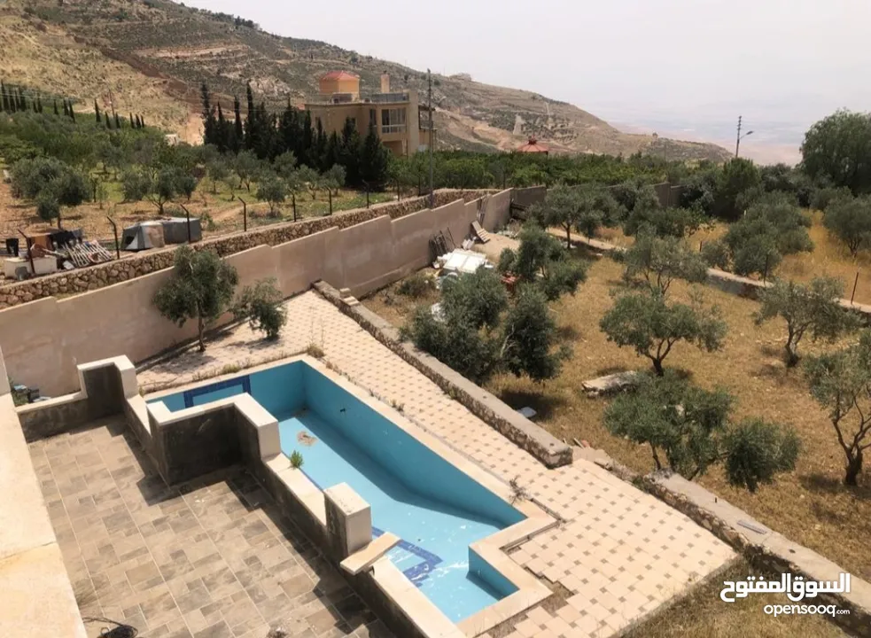 مزرعه للبيع في السلط مساحة الأرض 4218م مساحة البناء 450م