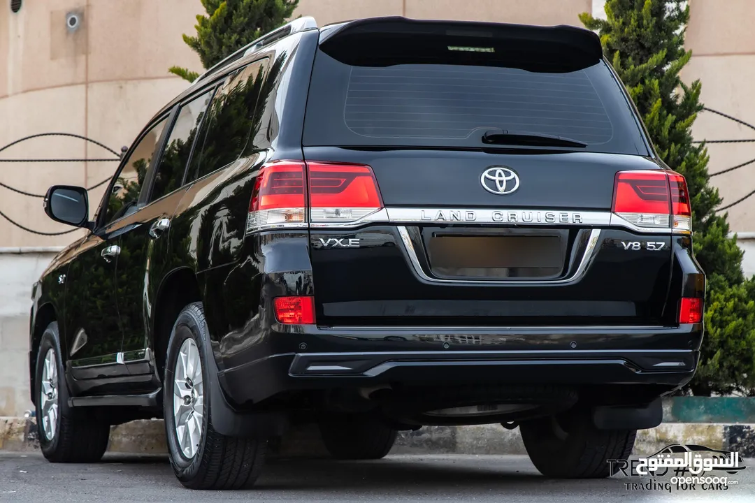 Toyota Land Cruiser VX-E 2016   السيارة وارد و بحالة الوكالة