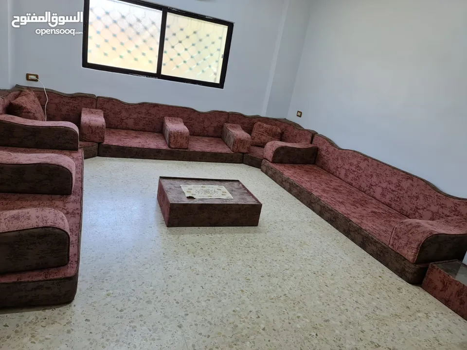 فرش عربي واسع بحاله ممتازة للبيع في الزرقاء مقاساته 3.70*3.90