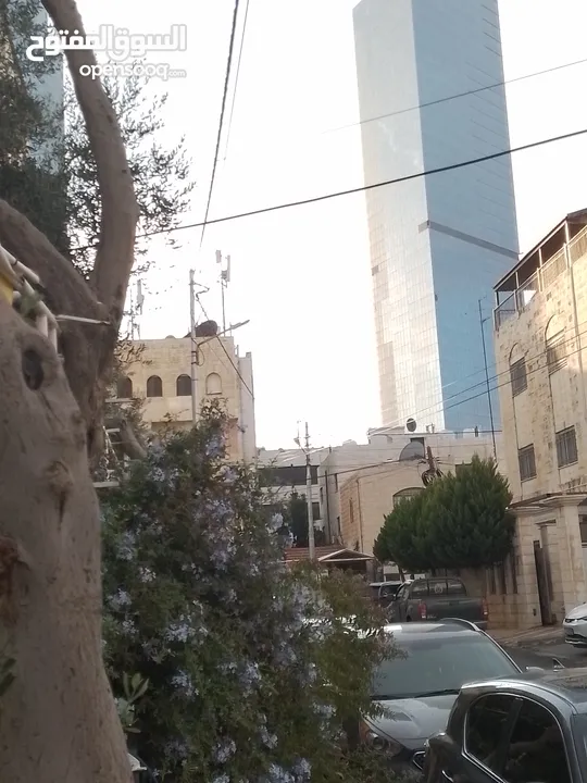 موقع في ام اذينه  يصلح لانشاء مطعم او مني ماركت او صالون سيدات