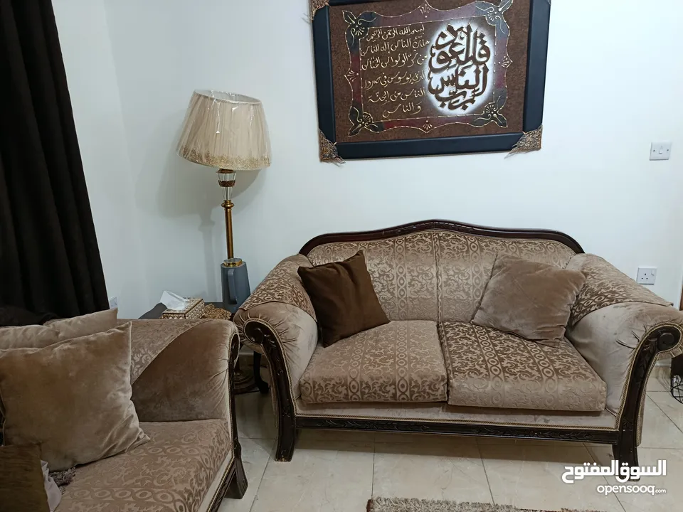 غرفه ضيوف جديده بحالة الوكاله و مميزه ...  لون رائع و خشب ثقيل  .... بسعر لقطه