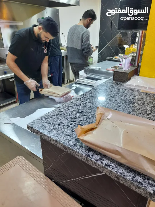مطعم . شاورما . بروستد . زنجر . فروج . وسناكات  شغال 100%  للبيع أو للإيجار والضمان  بكامل المعدات..