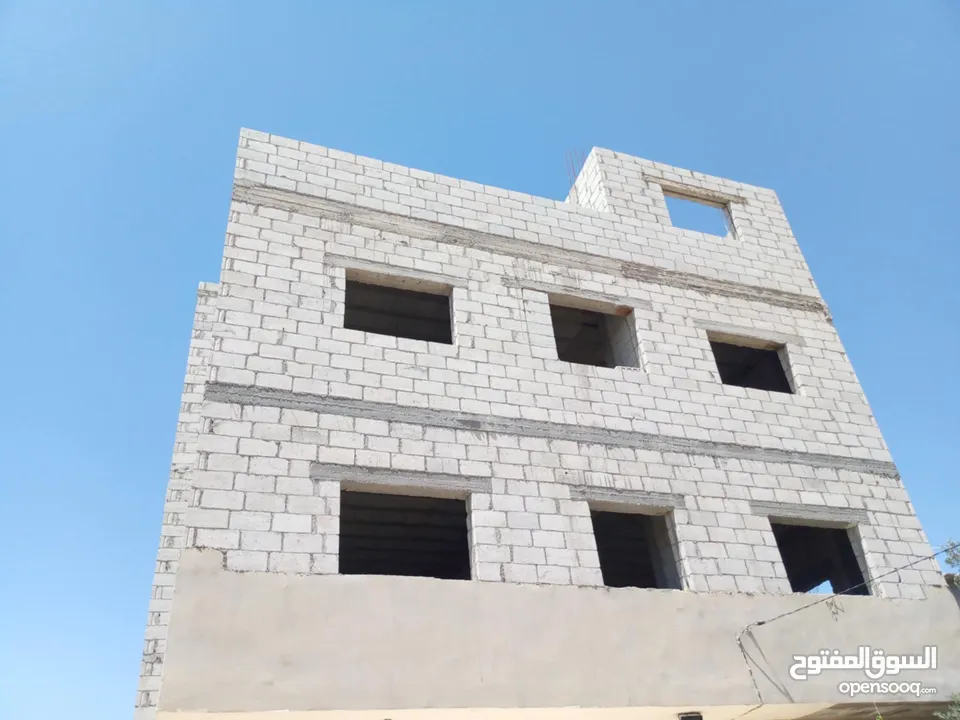 ارض مساحتها 317 مربع عليها بناء 3طوابق وروف الارض خليط شريك العمار جاهز