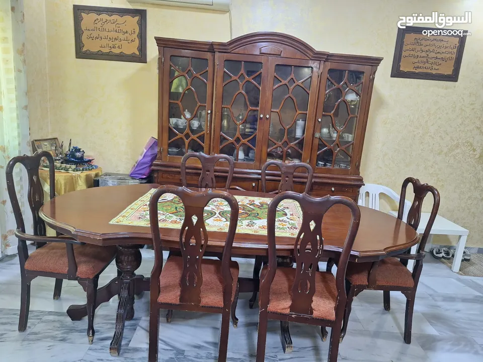 طقم كنب وطاوله سفره مع الكراسي للبيع