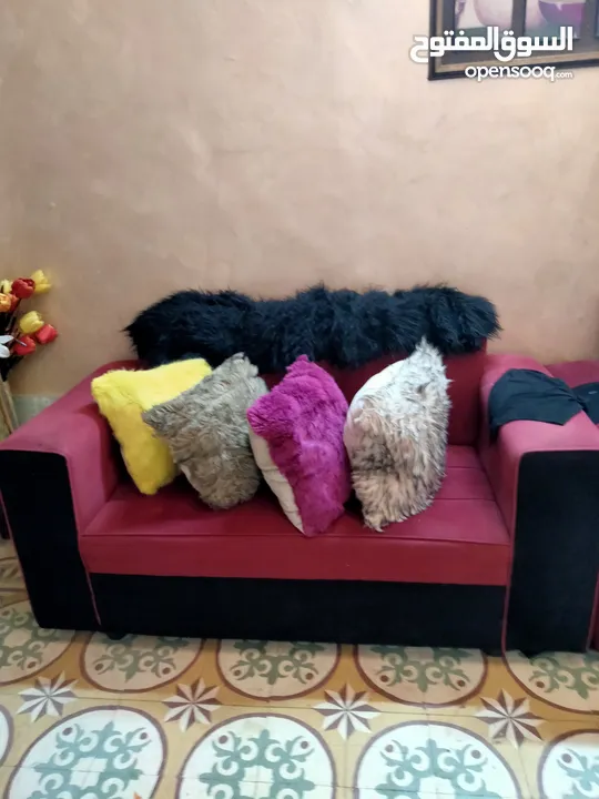 كنب   قطعتين. مجوز  قليل الاستعمال ،لون خميري  مع قورن الوان
