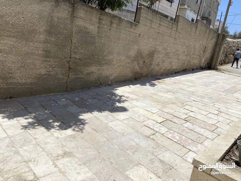 ارض مع بناء قائم