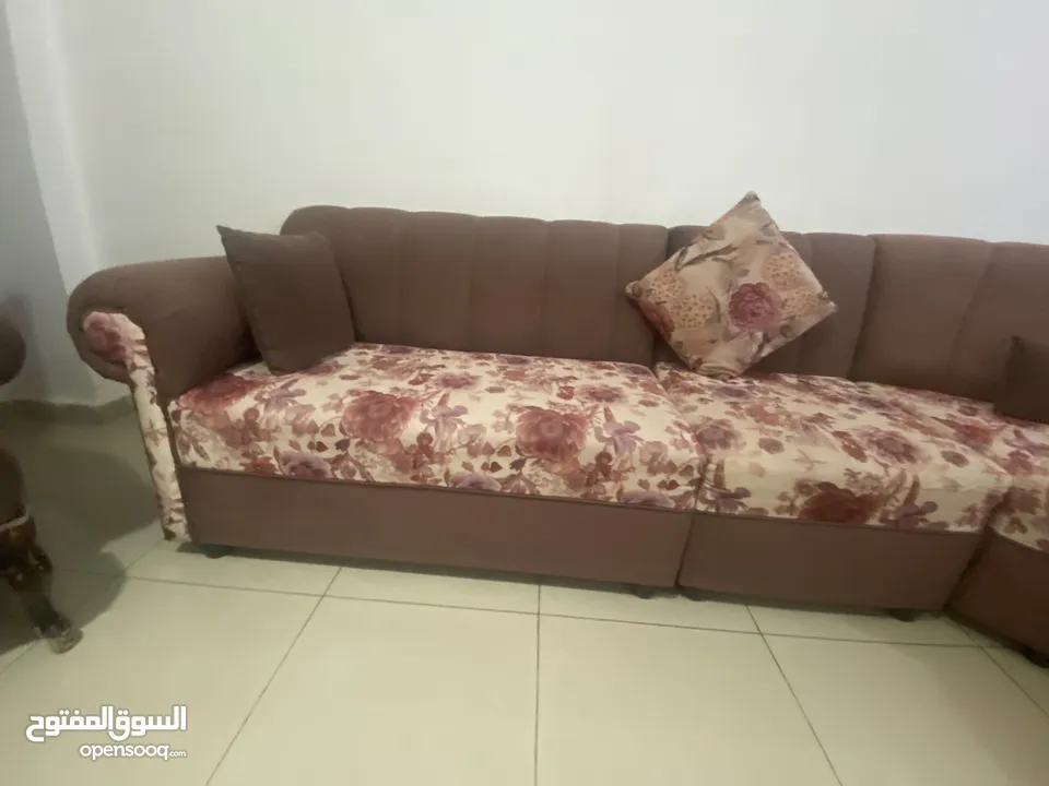 كنب زاوية مع كراسي ملكية للبيع بحالة ممتازة