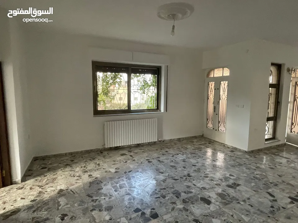 � للإيجار من المالك مباشرة – طابق أول في رام الله / الشرفة