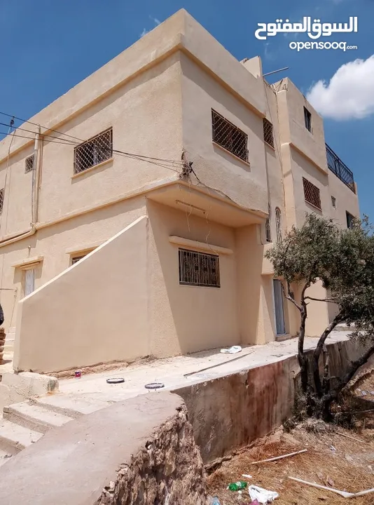 بيت طابقين للبيع بسعر مغري جدًا