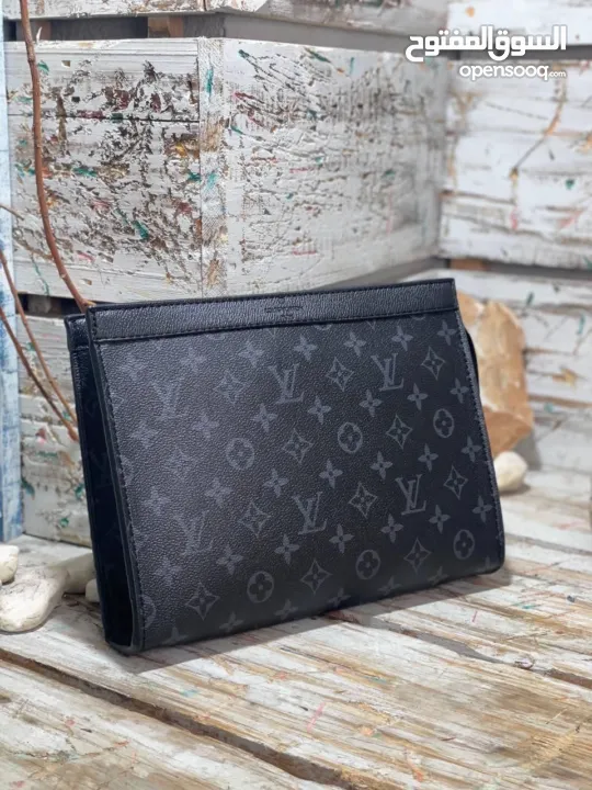 تشكيلة مميزة من الحقائب التي تجمع بين الفخامة والأناقة، بتفاصيل متقنة تعكس الذوق الرفيع.