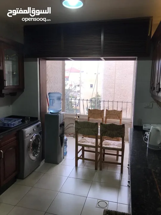 شقة طابق ثالث في عبدون بالقرب من دوار الاسرة