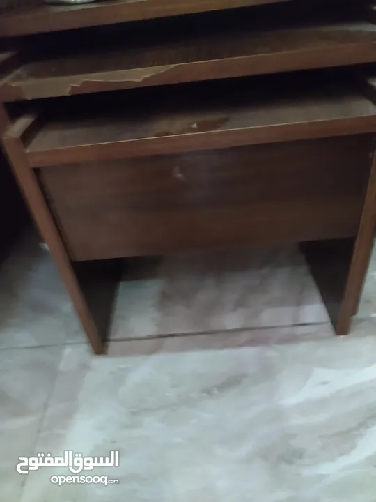 طاولة وسط مع طربيزات خدمة
